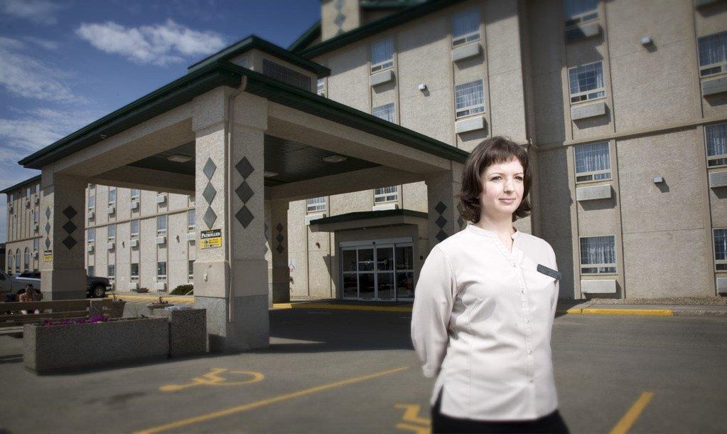 Service Plus Inns And Suites Grande Prairie Exterior photo
